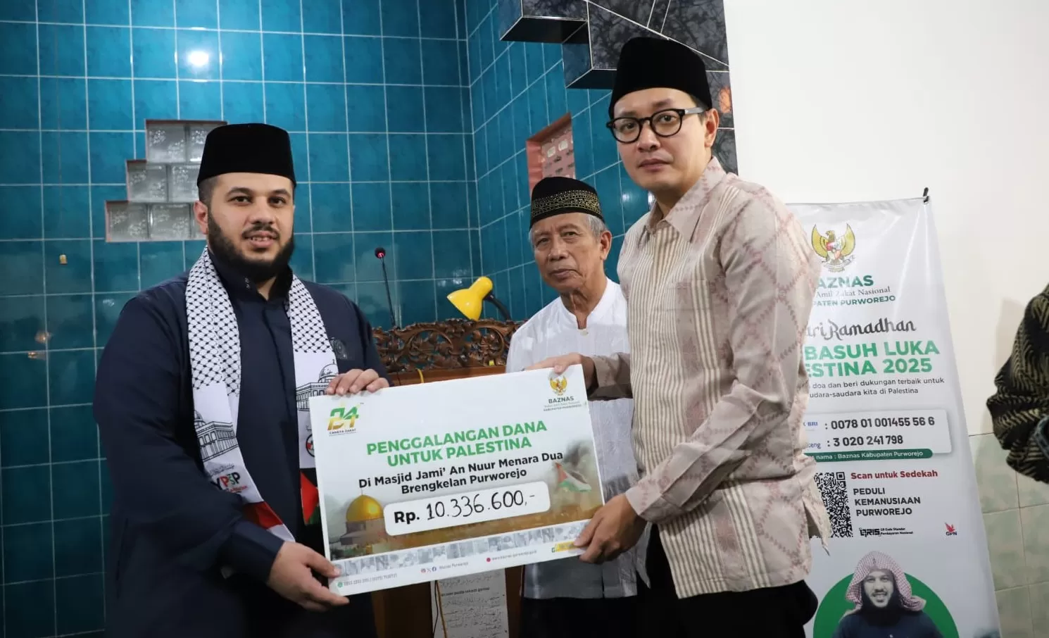 Wakil Bupati Purworejo, Dion Agasi Setiabudi SIKom MSi saat menyerahkan bantuan untuk Palestina di Masjid Jami An-Nur, Brengkelan, Kecamatan Purworejo.