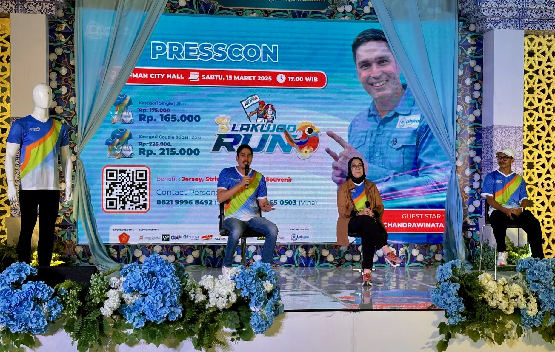 Marcel Chandrawinata saat menyampaikan pernyataan pada wartawan (Harminanto)