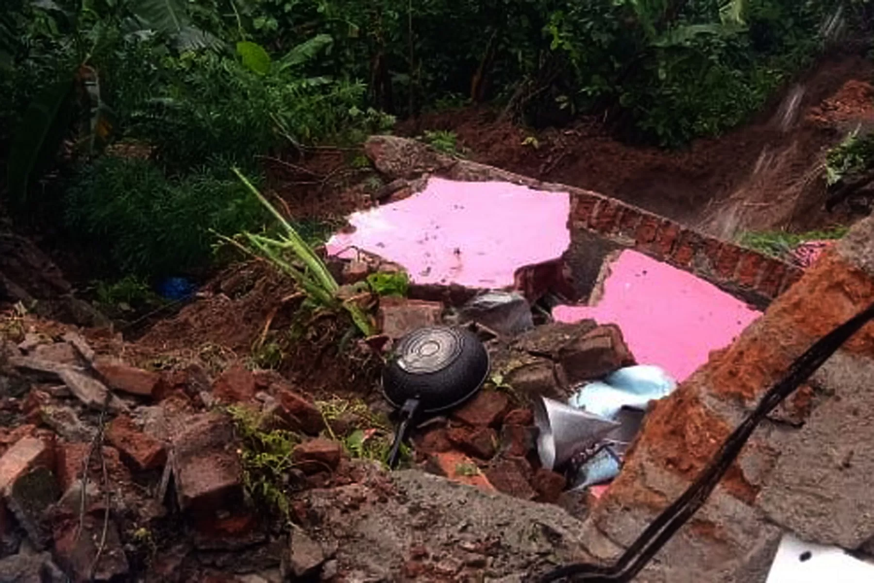 Rumah warga di Dusun Mandang Desa Sucen Kecamatan Gemawang yang terkena longsor (Ist)