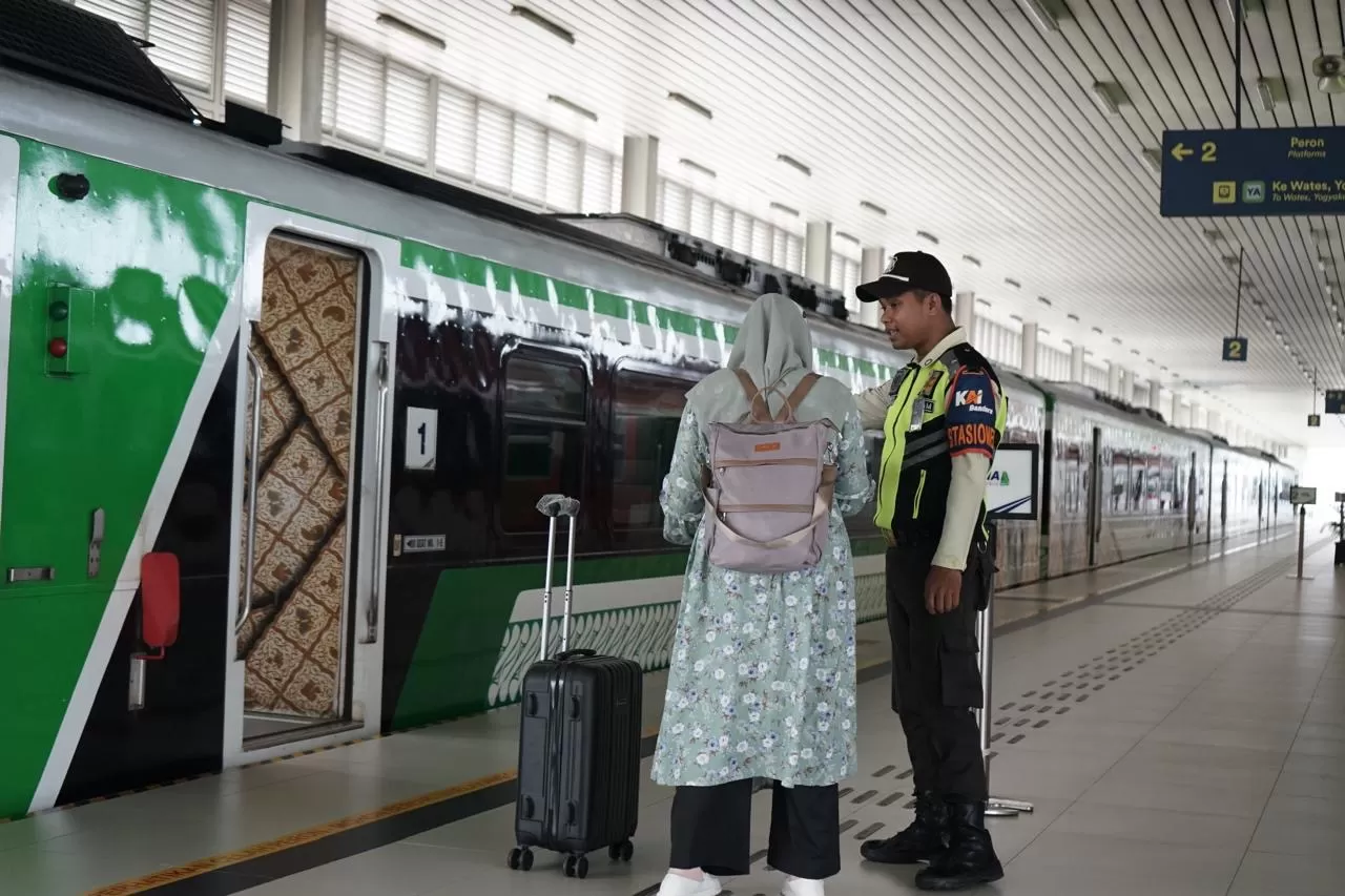  Petugas keamanan yang siap membantu penumpang KA Bandara  (istimewa)