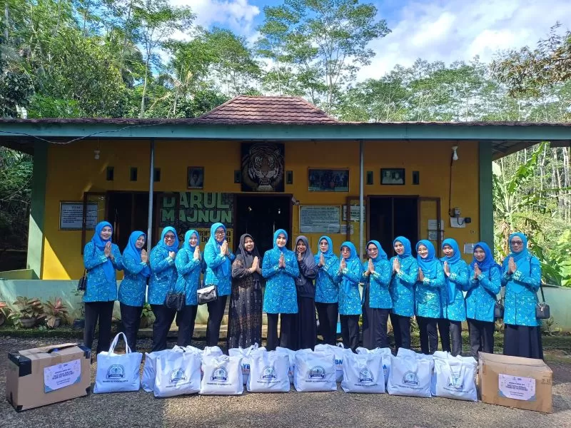 BRI BO Wonosobo santuni Panti Asuhan OGDJ Darul Majnun Sukoharjo Wonosobo serta pekerja dasar BRI BO Wonosobo (Foto: Istimewa)