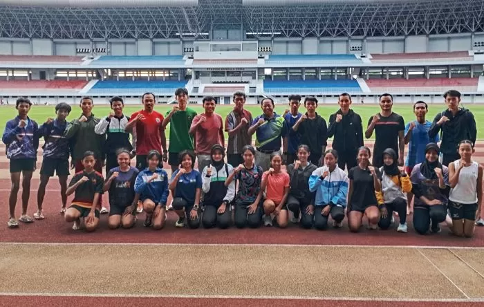 Pengda PASI DIY bersama para atlet usai kunjungan kerja ke Pengkot PASI Yogyakarta. (Foto: Effy Widjono Putro)