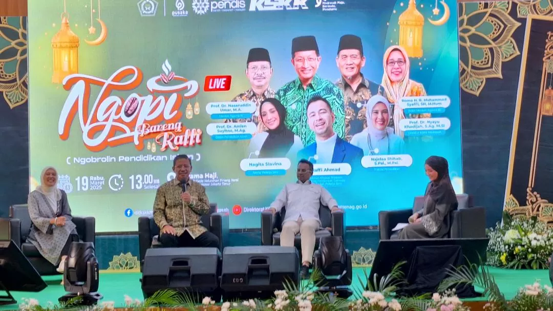  Direktur Jenderal Pendidikan Islam, Amien Suyitno (baju batik coklat) didampingi  Raffi Farid Ahmad, Utusan Khusus Presiden Bidang Pembinaan Generasi Muda dan Pekerja Seni dan Najela Shihab,di acara  (Rini Suryati)