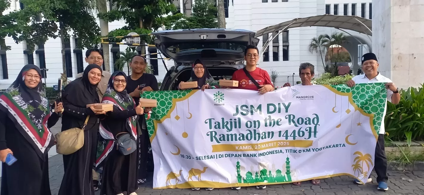 Pembagian takjil dan doorprize oleh Pengurus JSM DIY di titik nol Yogyakarta  (Ist)