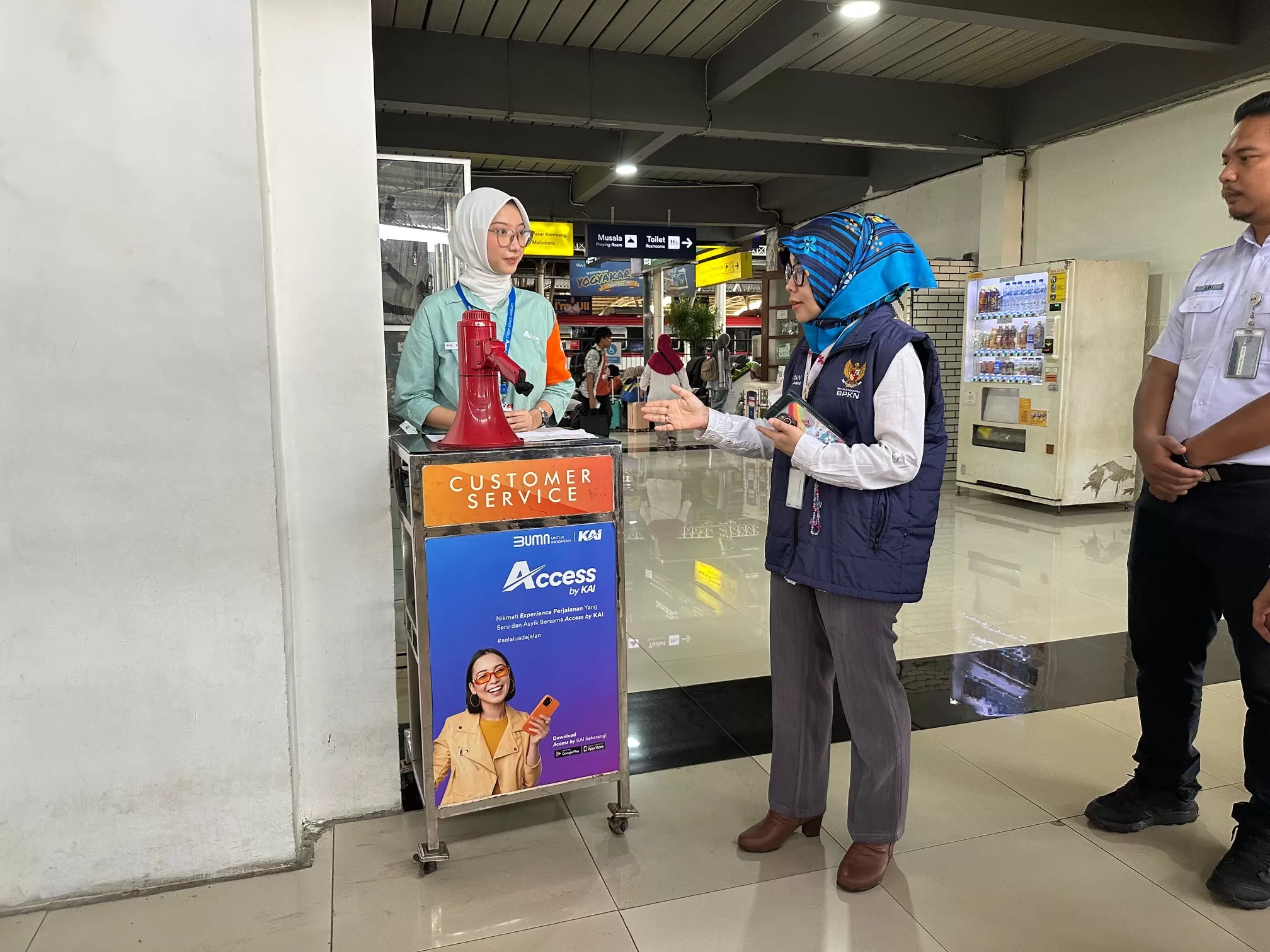 BPKN saat mengecek kesiapan petugas CS di Stasiun Yogyakarta (Harminanto)
