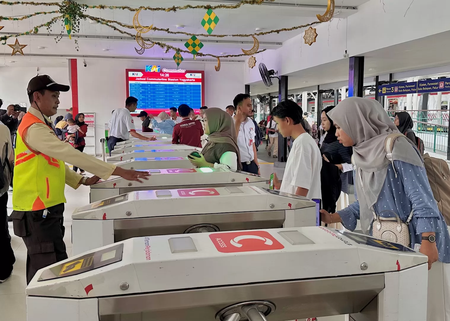 Penumpang KRL di Stasiun Yogyakarta mulai alami peningkatan di masa libur Lebaran (Harminanto) 