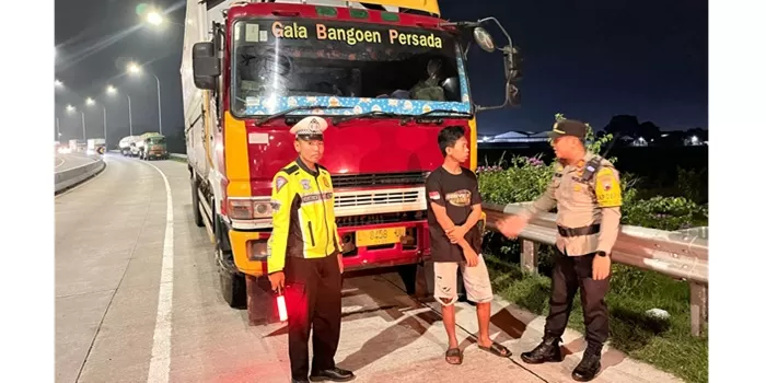 AKP Anggoro Wahyu imbau sopir truk. (Foto: Abdul Alim) 