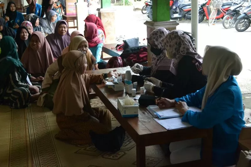 Pemeriksaan kesehatan lansia di Padukuhan Malangrejo oleh tim pengabdian masyarakat Prodi Kebidanan D3 Unriyo (Foto: Istimewa)