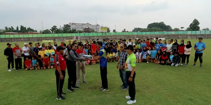 Bambang Dewanjaya (depan, ketiga kanan) menyerahkan cenderamata kepada Aris Priyanto. (Foto: Effy Widjono Putro)  