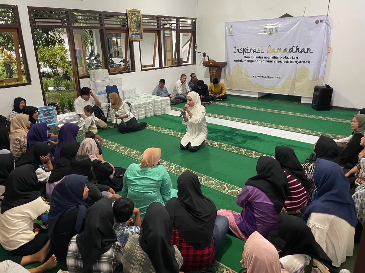 Tri Yusgiyanti saat berbicara di hadapan perempuan PPKS (Ist)