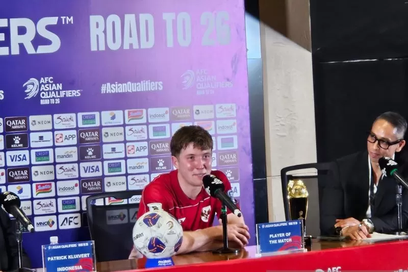 Penyerang timnas Indonesia Ole Romeny menjawab pertanyaan pewarta pada jumpa pers usai pertandingan putaran ketiga kualifikasi Piala Dunia 2026 zona Asia melawan Bahrain, di Stadion Utama GBK  (ANTARA/RAUF ADIPATI)