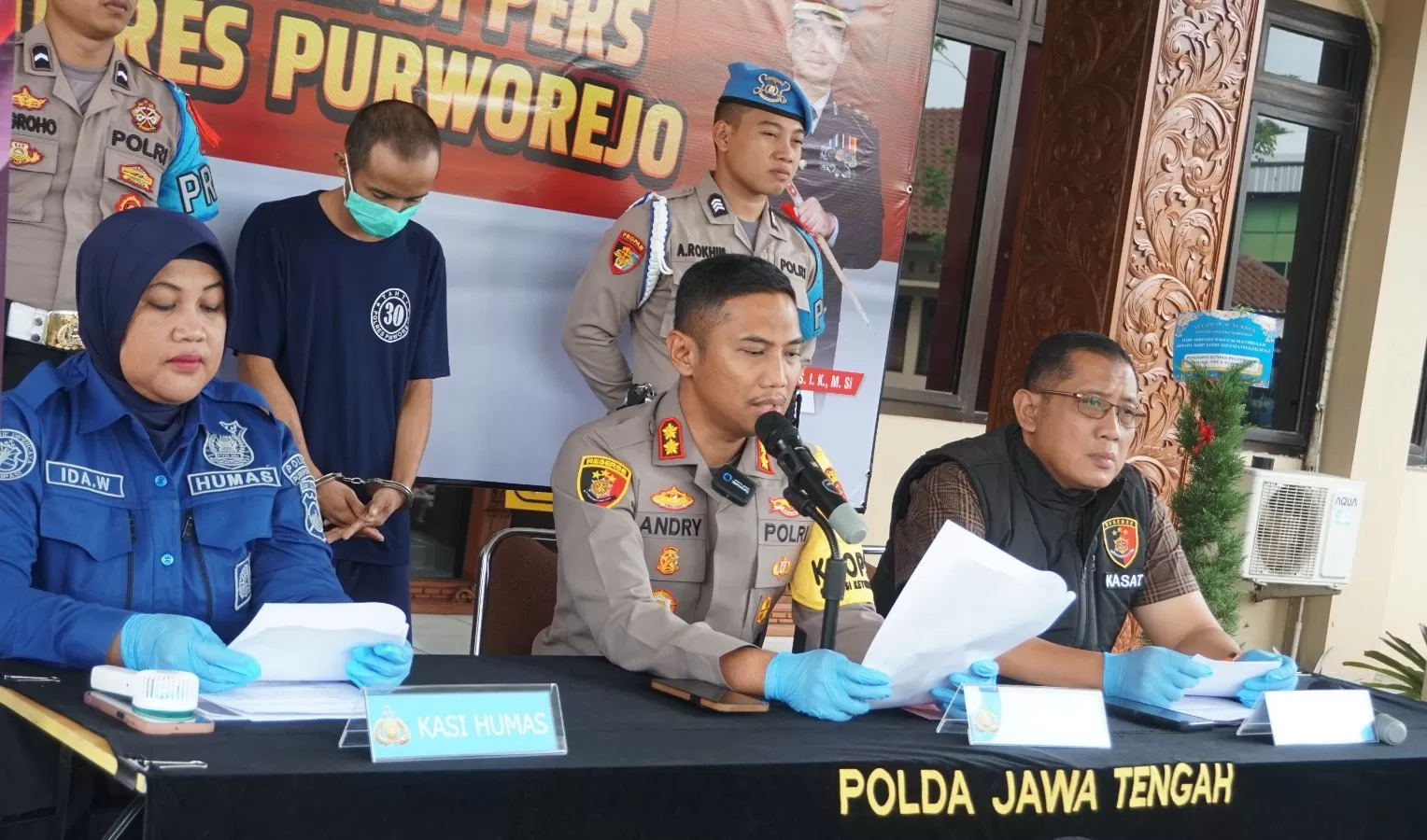  Kapolres Purworejo, AKBP Andry Agustiano, S.I.K., M.Si Saat menunjukkan barang bukti kasus peredaran bubuk petasan.   (Ist)