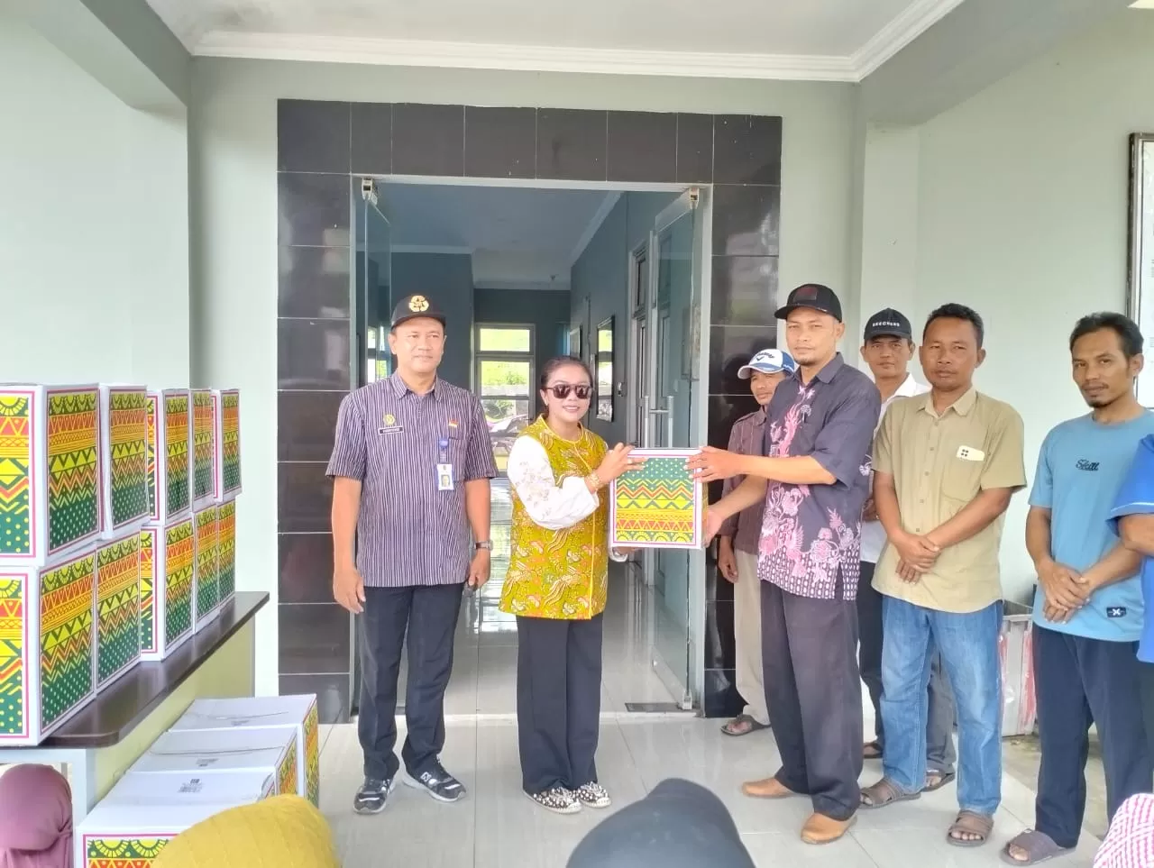  Pemberian paket sembako Idul Fitri untuk warga di sekitar TPA Piyungan    (istimewa)