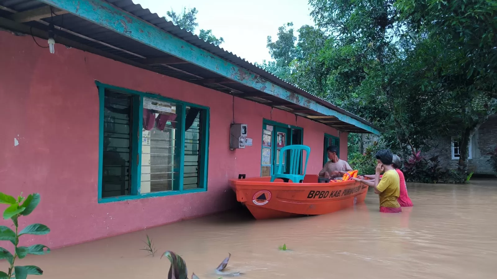 Evakuasi korban banjir di Desa Krandegan, Kecamatan Bayan, Kabupaten Purworejo, Jawa Tengah. (Hendri Utomo)