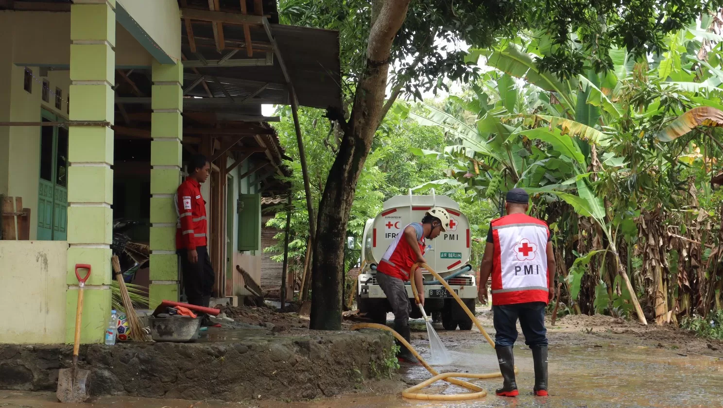 Relawan PMI DIY membantu warga terdampak banjir  (Ist)