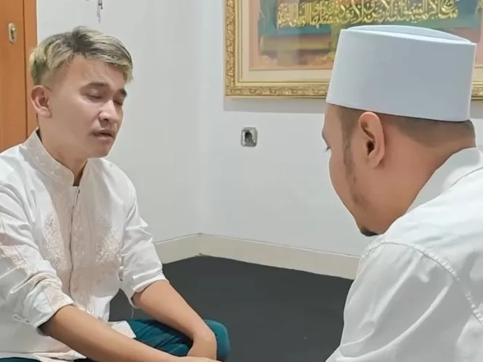 Ruben Onsu saat dibimbing Habib Usman bin Yahya (Foto IG Roben Onsu)