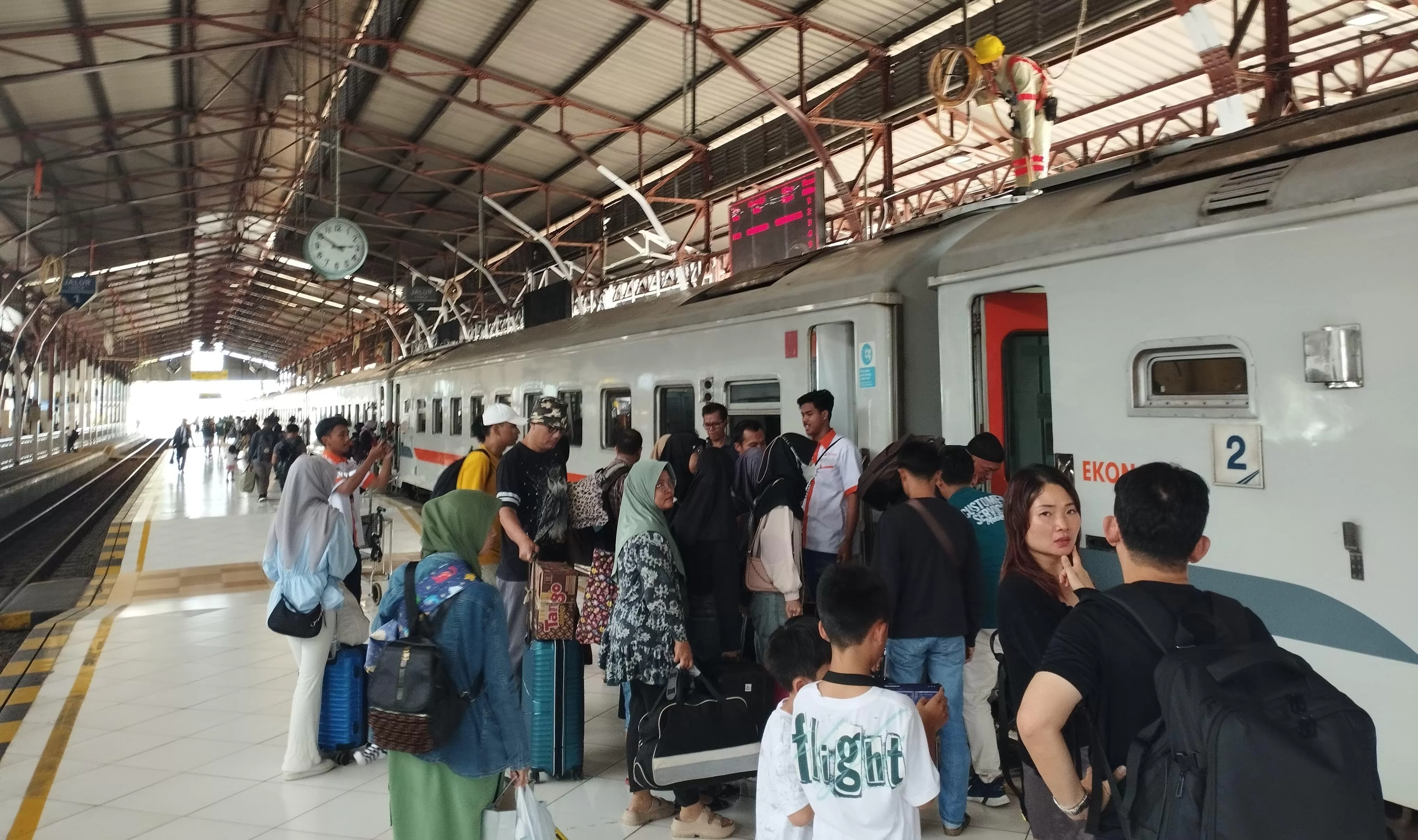 Penumpang di stasiun Daop 5 selalu diingatkan untuk aturan barang bawaan  (Ist)