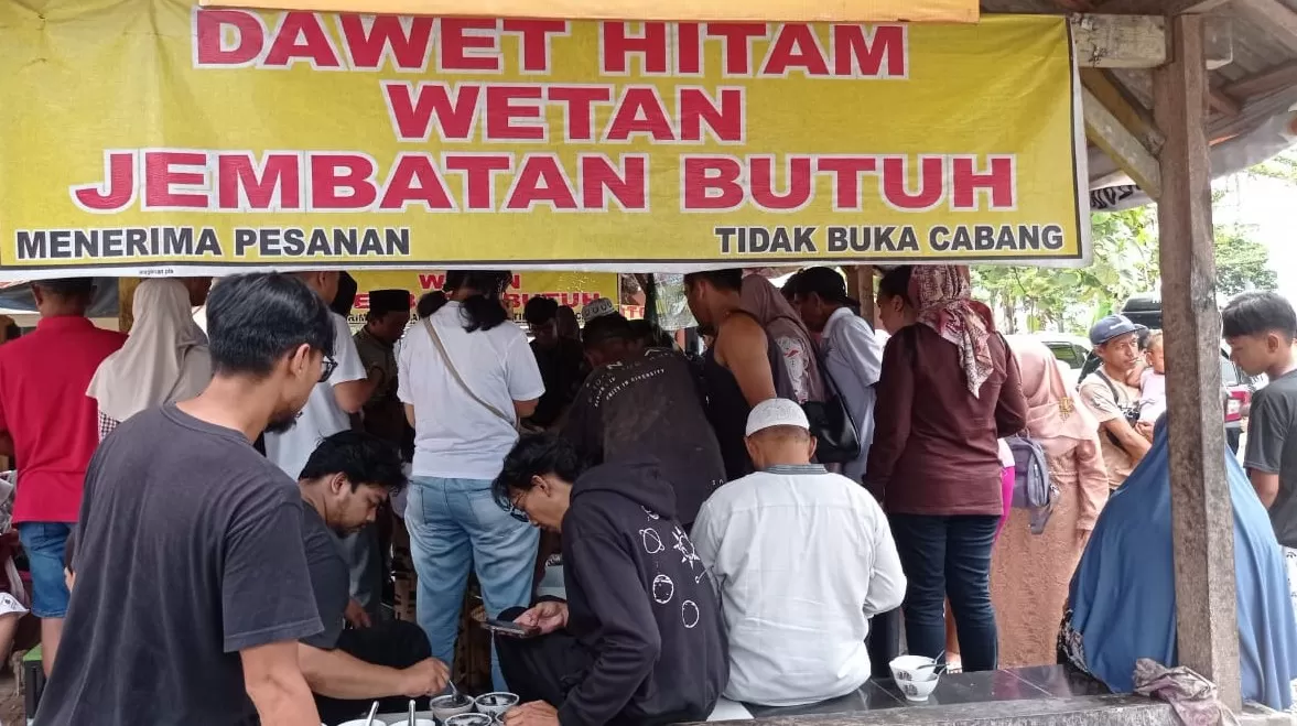 Para pembeli rela mengantri untuk mendapatkan dawet ireng di sisi timur Jembatan Butuh, Kecamatan Butuh. (Hendri Utomo)