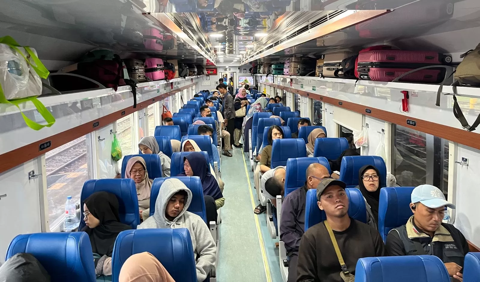  Para pemudik merasakan suasana nyaman di dalam kereta api selama musim mudik Lebaran 2025.  (Ist)