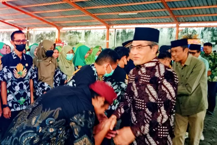 Bupati Bantul bersama Wakil Bupati, Sekda dan jajarannya menyalami peserta upacara HUT ke-22 RSUD Panembahan Senopati Bantul (Judiman)
