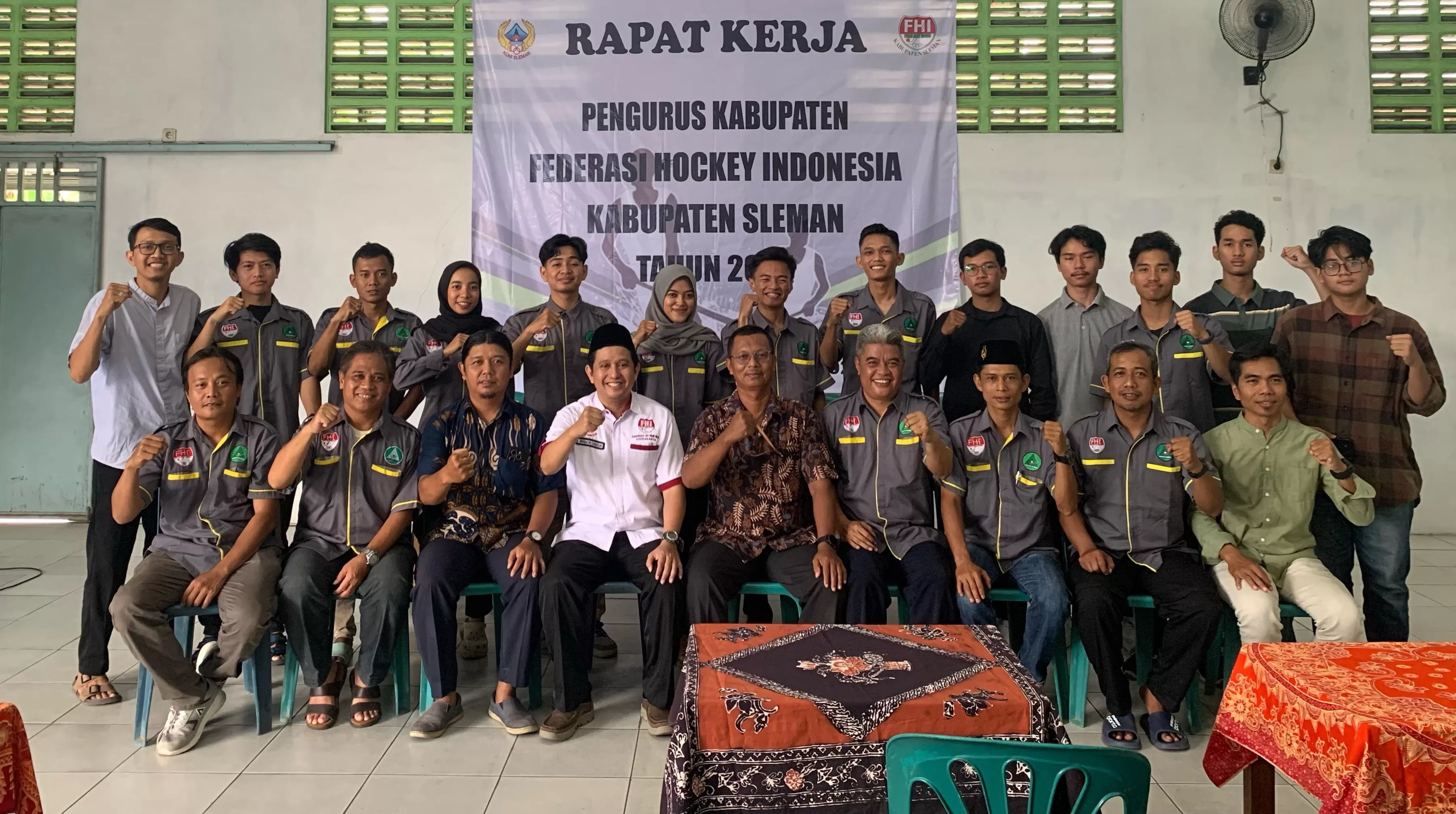 Jajaran Pengurus FHI Sleman, KONI Sleman, Ketum Pengda FHI DIY (baju putih) dan pengurus lainnya mengadakan sesi foto bersama   (Ist)