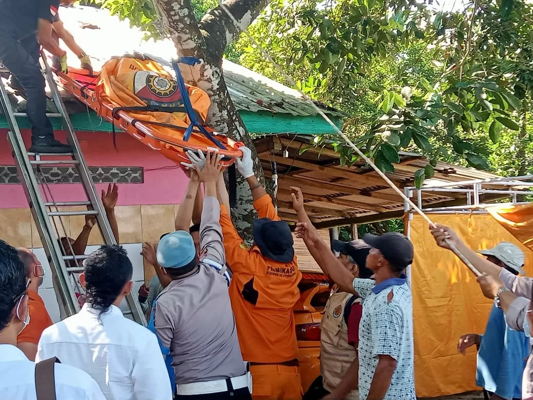 FOTO (KR &ndash; TOTO R)  Jenazah Mbah Dingun diturunkan dari atap rumah