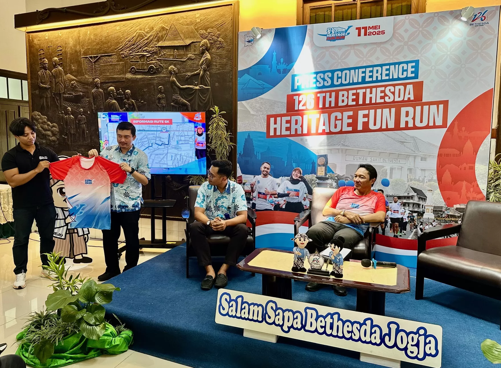  Penyelenggara saat memperkenalkan jersey Bethesda Heritage Fun Run 2025 (Harminanto)