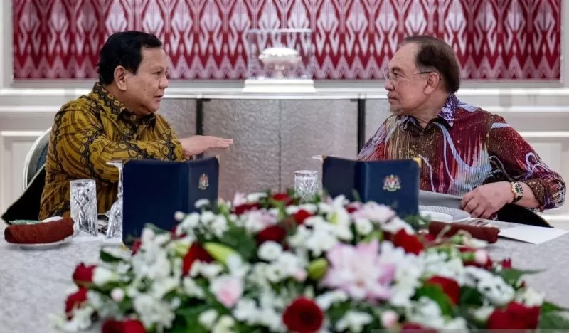 Presiden Prabowo Subianto (kiri) dan Perdana Menteri (PM) Malaysia Anwar Ibrahim berdiskusi membahas isu-isu strategis. (ANTARA/HO-Kantor Perdana Menteri Malaysia )