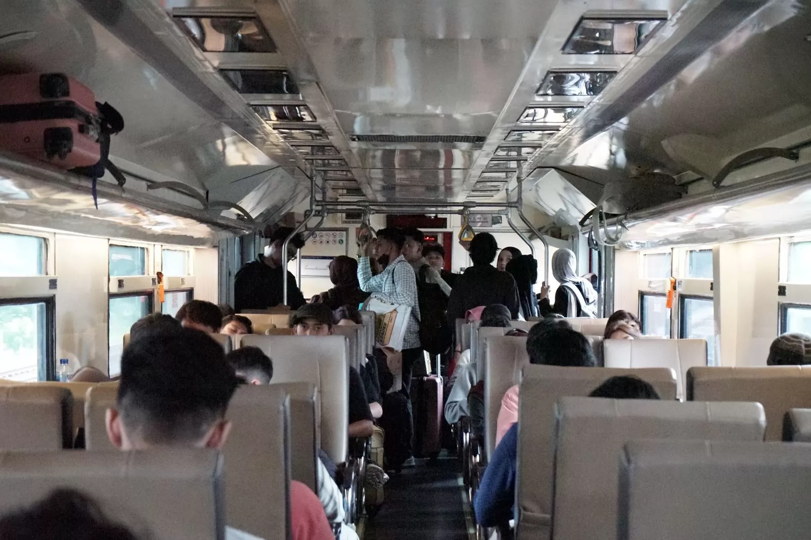  Suasana di kereta api bandara (istimewa)