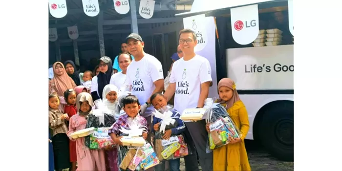 Sejumlah anak mendapatkan paket makanan serta bingkisan tas ramah lingkungan dalam program Lebaran Sehat yang digelar PT LG Electronics Indonesia (LG) di Kalurahan Sariharjo.