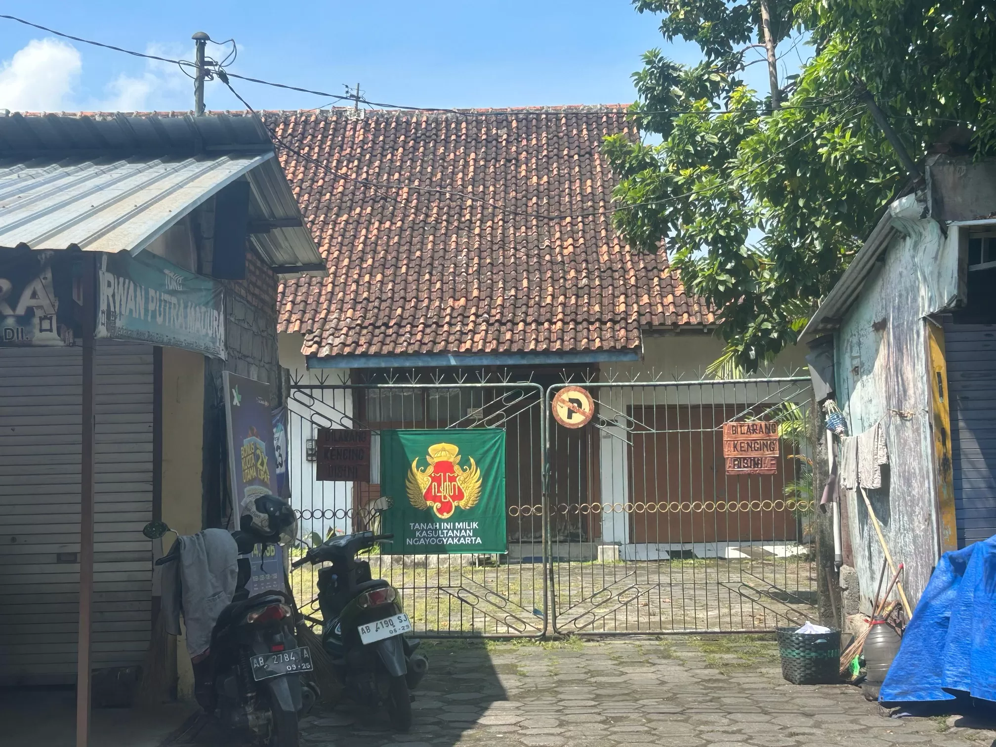 Spanduk menyebutkan tanah milik Kraton Yogyakarta di sekitar Stasiun Lempuyangan.