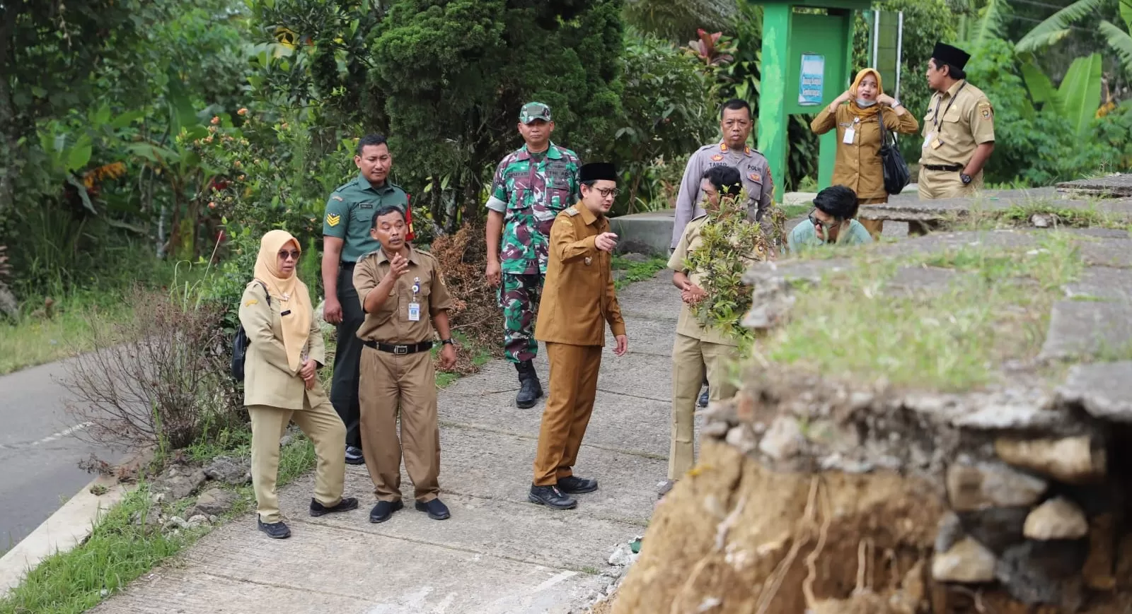 Wakil Bupati Purworejo Dion Agasi Setiabudi saat melakukan monitoring titik longsor di Kecamatan Kaligesing,Purworejo. (Ist)