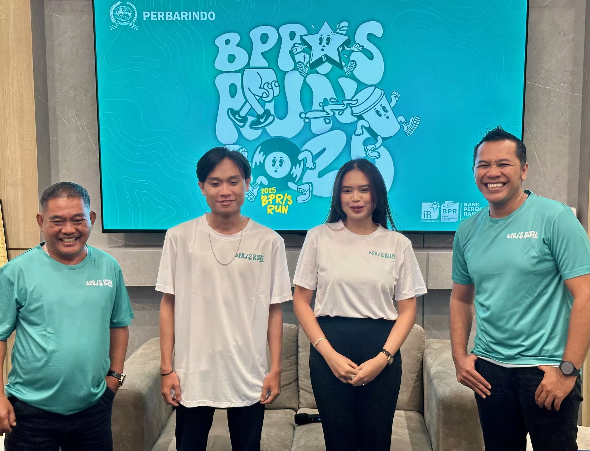   Penyelenggara saat memperkenalkan jersey fun run  ((Harminanto))