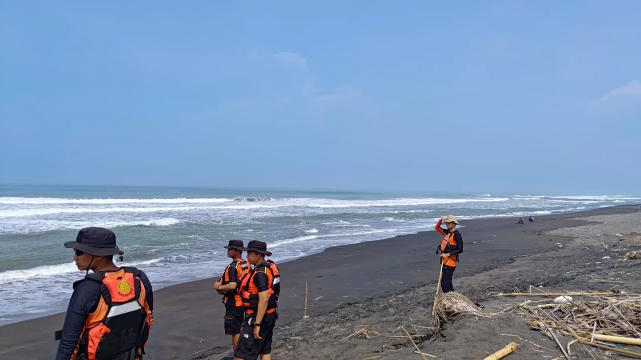 Tim SAR berjaga seiring adanya gelombang tinggi. (istimewa)