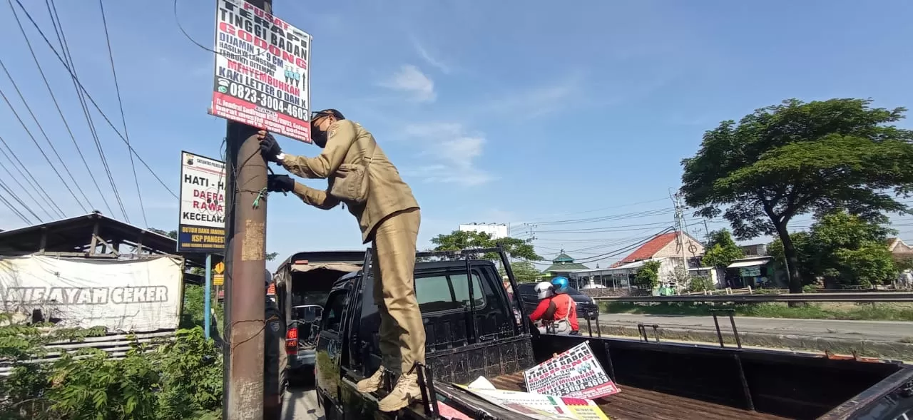 Satpol PP tertibkan reklame liar (Dok. Pemerintah Provinsi Jateng)