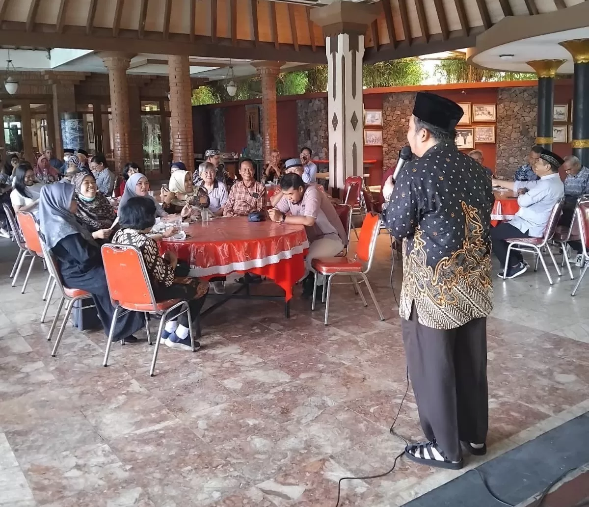 Ustad Dr dr H Muhammad Arifuddin saat memberikan tausyiyahnya di depan peserta syawalan dan temu kangen purna tugas kepala sekolah, guru dan karyawan SMA Kebangsaan Yogyakarta   (Abrar Koto)