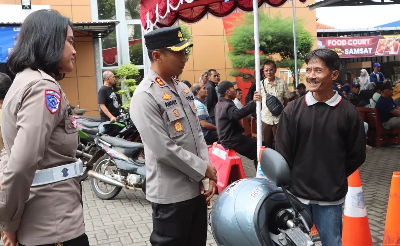Kapolres Purworejo AKBP Andry Agustiano, S.I.K., M.Si., saat memantau langsung pemutihan pajak di Kantor Samsat Purworejo.