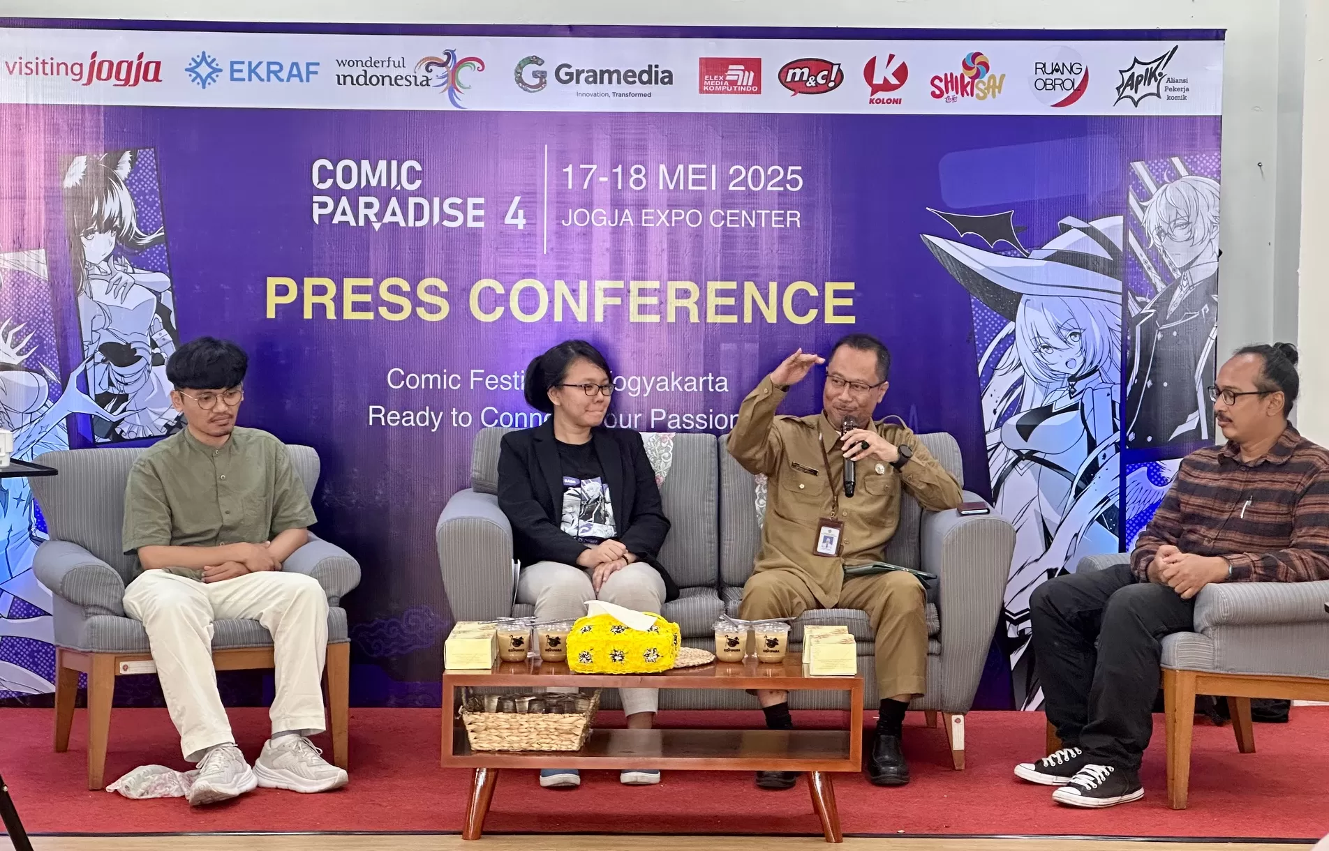   Penyelenggara saat memaparkan Comic Paradise 4 pada media (Harminanto)