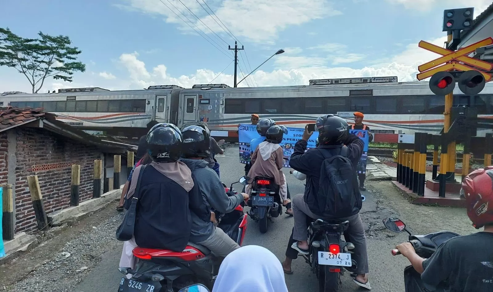 Perlintasan KA sebidang yang berada di wilayah Daop 6