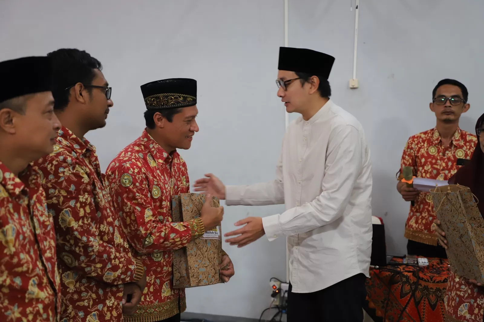 Wakil Bupati Purworejo Dion Agasi Setiabudi SIKom MSi memberikan bingkisan kepada perawat calon jamaah haji di Gedung PPNI Kabupaten Purworejo  