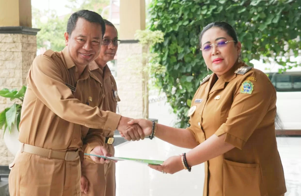 Bupati Gunungkidul, Endah Subekti Kuntariningsih (kanan) meluncurkan  program Wulan Panutan. (Dok. Diskominfo Gunungkidul.)