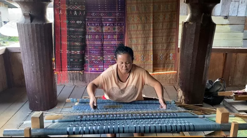 Pembuatan ulos di Tapanuli Utara (Ist)