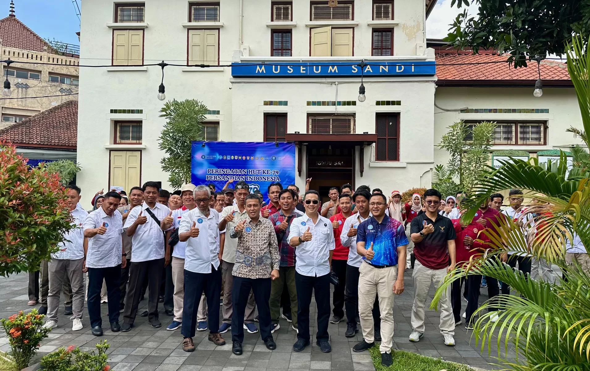 Peserta jelajah sandi Kotabaru saat sebelum dilepas dari Museum Sandi (Harminanto)