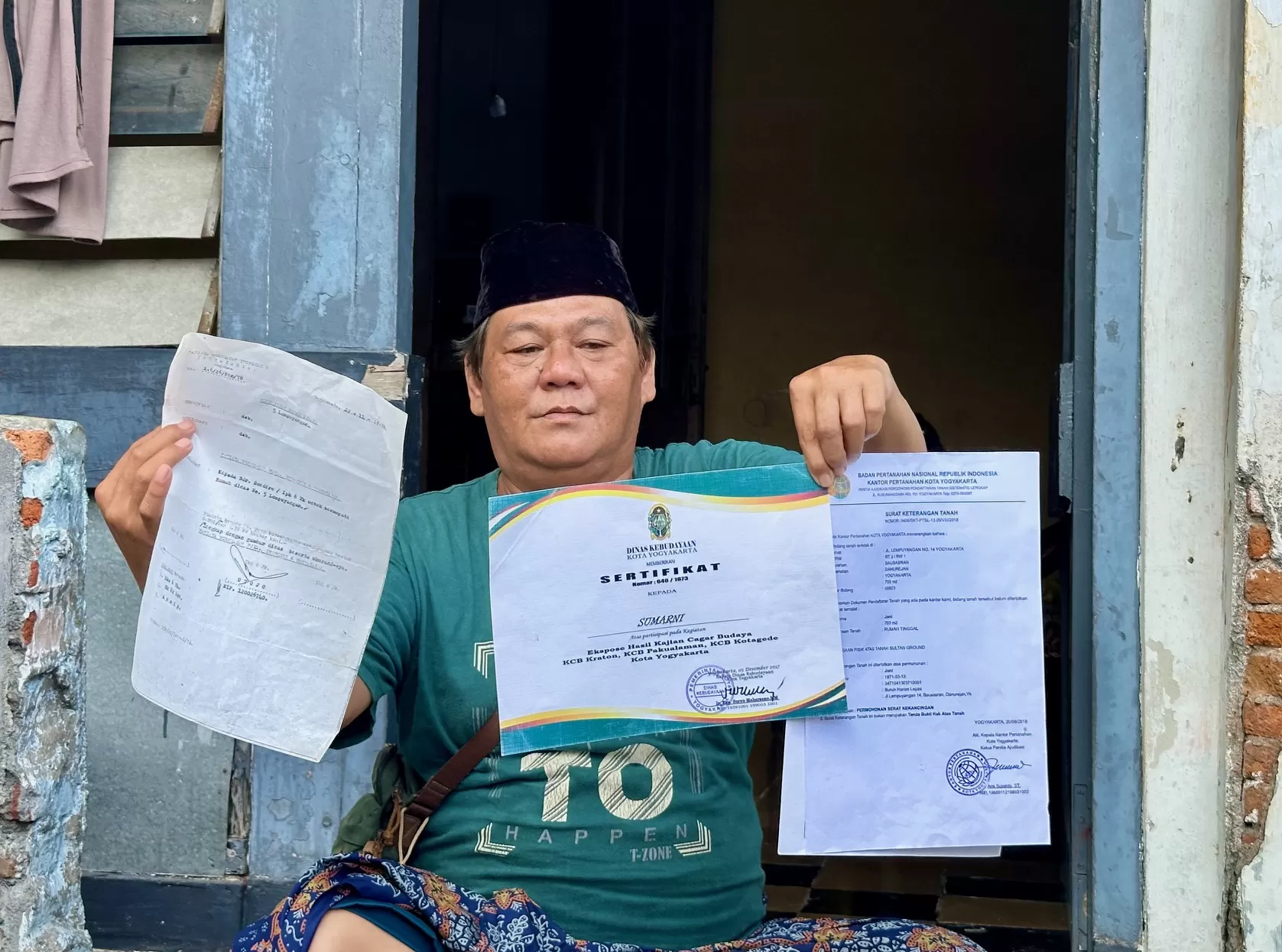 Joni, salah satu warga terdampak rencana revitalisasi Stasiun Lempuyangan menunjukkan surat keterangan tanah (Harminanto)