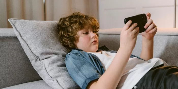 Main smartphone bisa memengaruhi kesehatan mental jika tak dibatasi. (Pexel/ Tima Miroshnichenko) 