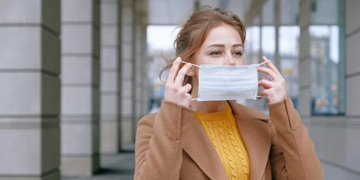 Ilustrasi imunisasi dan menggunakan masker dapat mencegah tertular virus influenza. (Pexels/Anna Shvets_) 