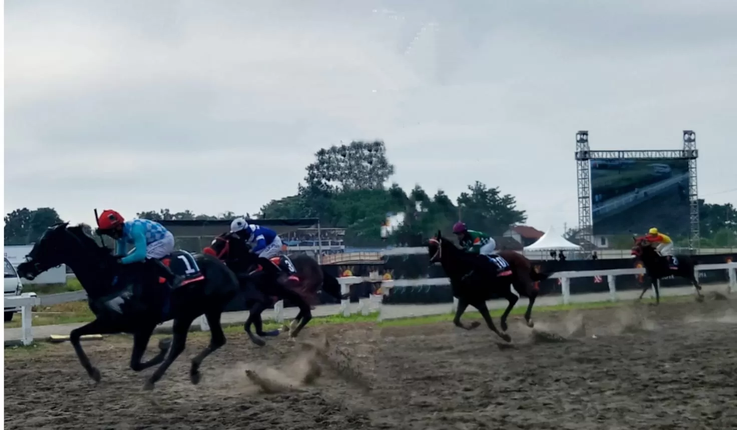 BNI Indonesia&rsquo;s Horse Racing: Triple Crown Series 1 & Pertiwi Cup 2025 yang digelar di Lapangan Pacu Kuda Sultan Agung, Bantul, DIY, Minggu (20/4). (Ary B Prass)