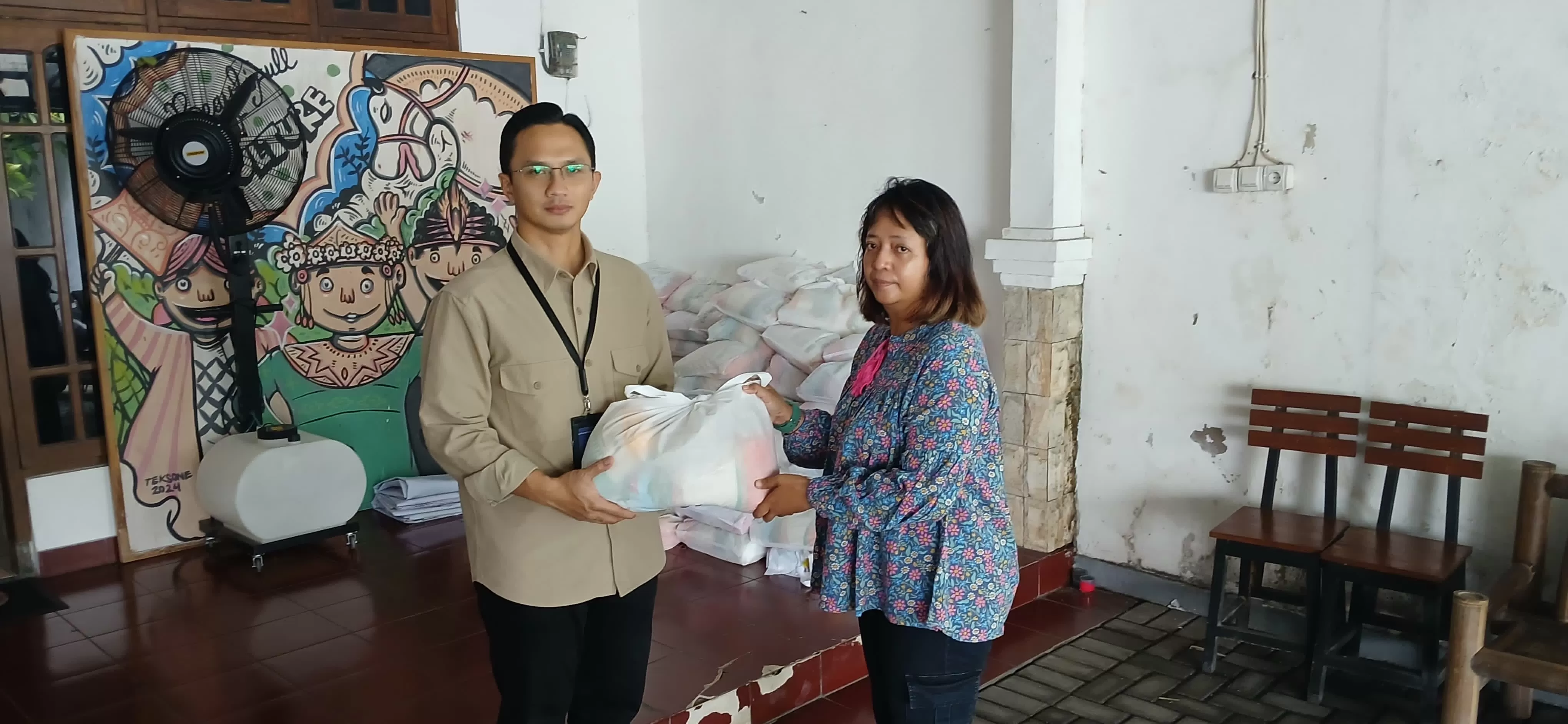 KR-Istimewa  Lutfi Angriawan secara simbolis menyerahkan bantuan paket sembako ke Yayasan Senantiasa Migunani Semesta.