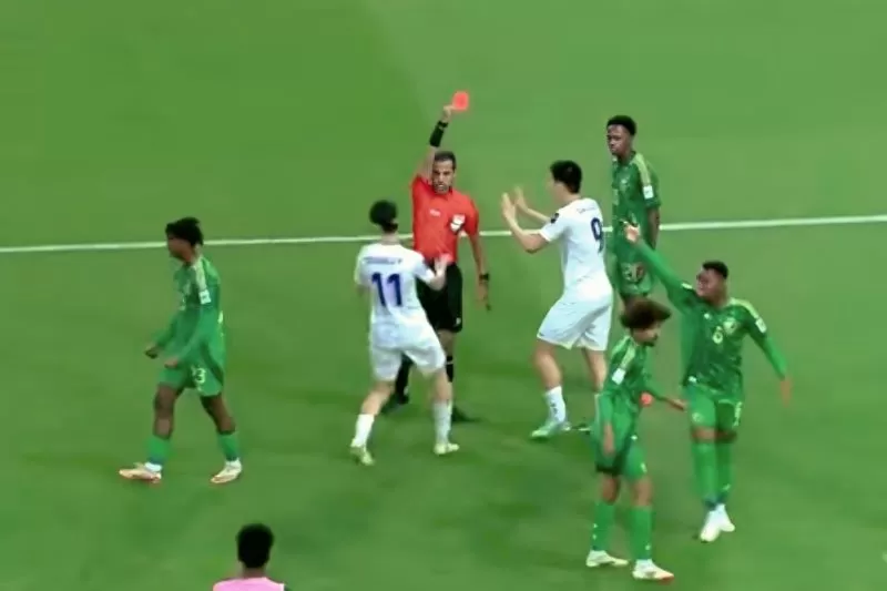 Tangkapan layar pemain Timnas Uzbekistan U-17 bernomor punggung 9, Nurbek Sansernbaev, mendapatkan kartu merah  (ANTARA/YouTube/Donny Aditra)