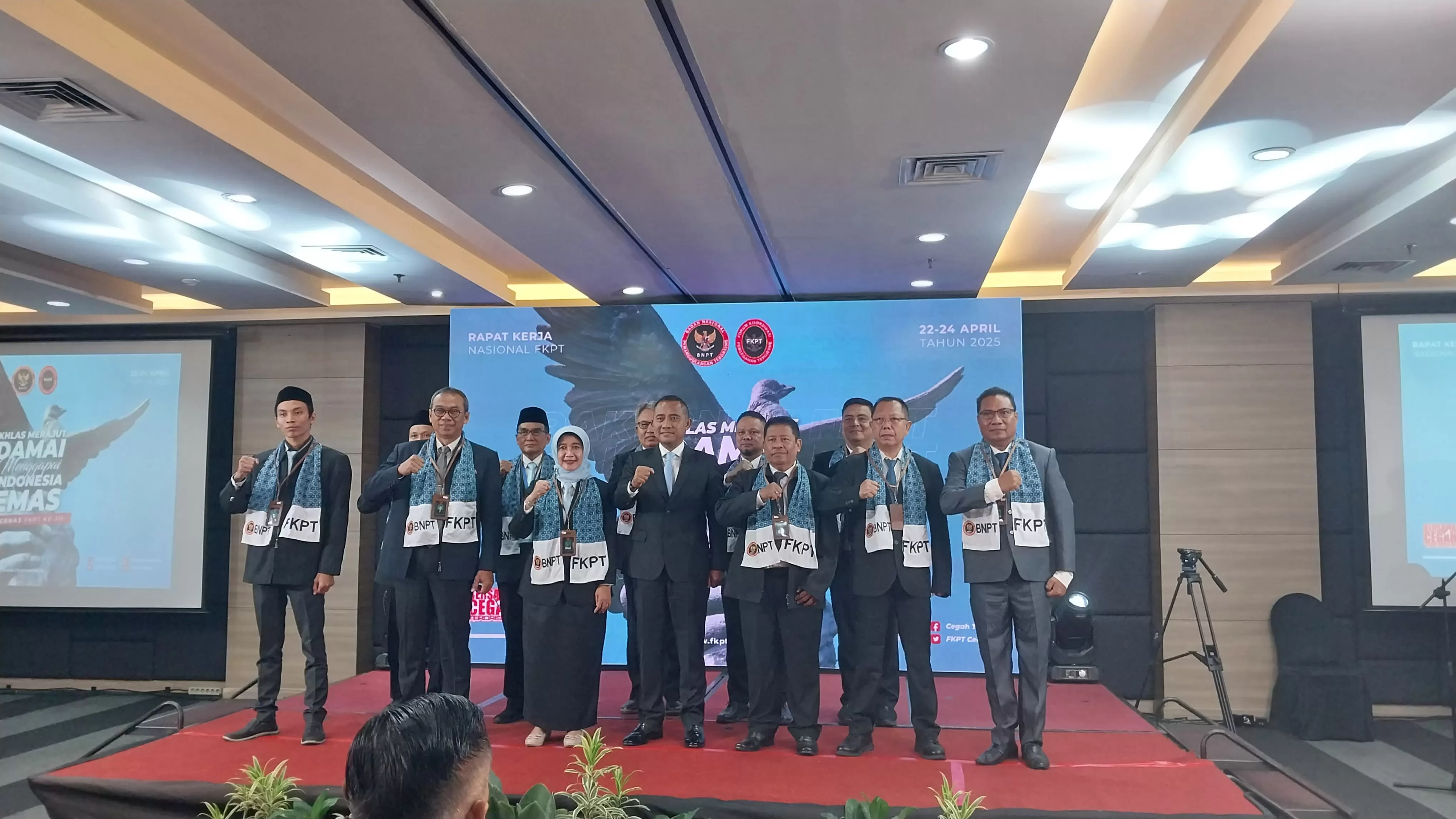 Foto Istimewa  Ketua FKPT DIY Dewo Isnu Broto (no 2 dari kiri) bersama Ketua FKPT propinsi lain mengikuti pelantikan  pengurus baru periode 2025-2027 oleh Kepala BNPT  RI.